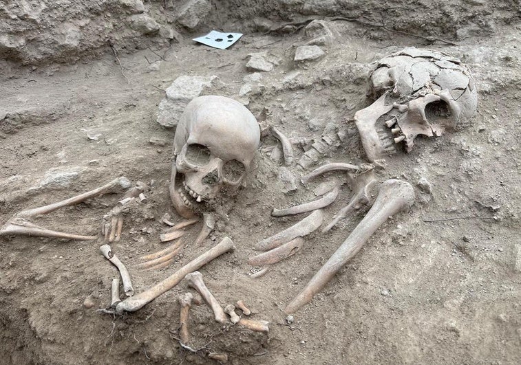 Un padre y una hija, abrazados para la eternidad en Montefrío